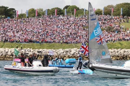 Ainslie salutes the 30,000 strong crowd after winning the Gold Medal in the Finn class © Richard Gladwell www.photosport.co.nz